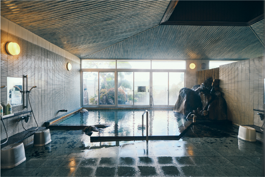 温泉で傷を癒やしている鹿がいたことが「鹿の湯」という名の由来。日帰り入浴（13:00〜19:30最終受付、大人550円）は地元の人にも人気