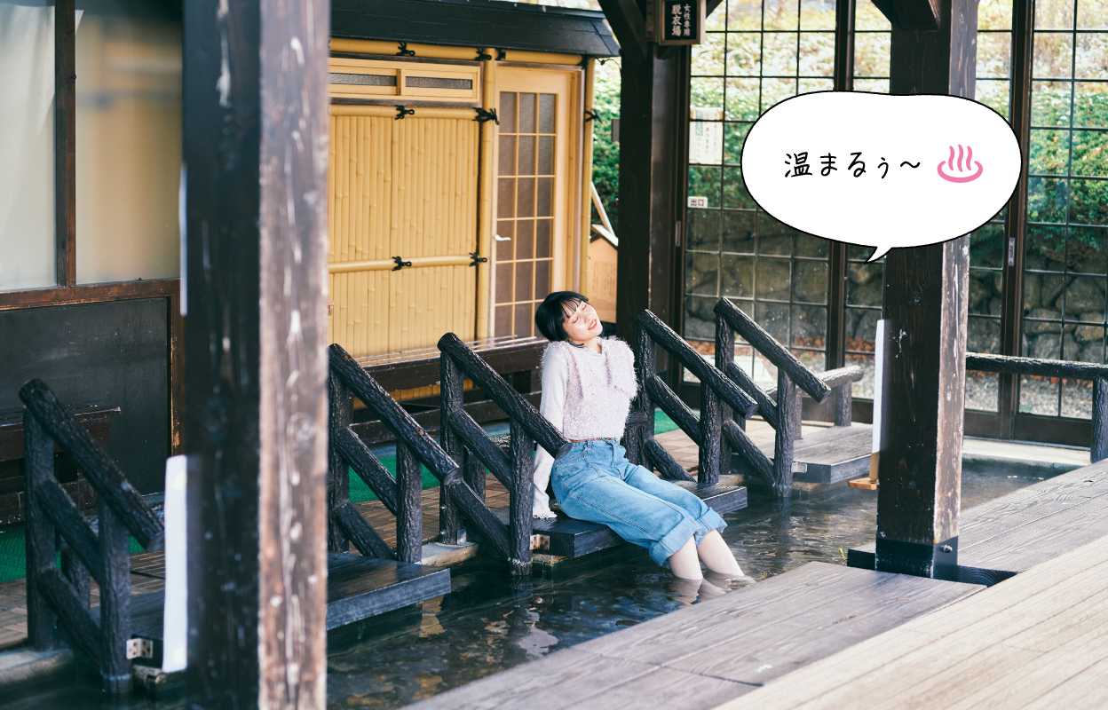 足湯につかりながら、目の前でダイナミックに噴き上がる間歇泉を眺められる