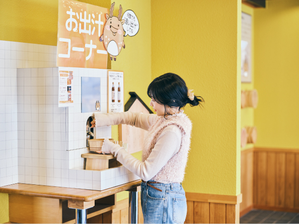 出汁は「お出汁コーナー」にて自身で注ぐスタイル。道の駅内「鹿部・食とうまいもの館」で人気の「根昆布だし」を使用
