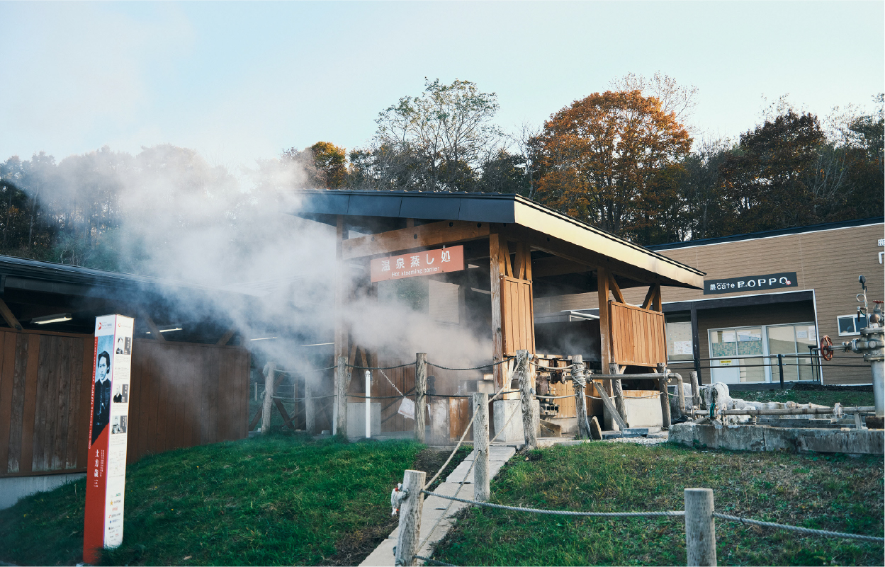 温泉の蒸気と香りに包まれる蒸し処。珍しい体験で、蒸し上がりを待つ時間も楽しく過ごせるはず
