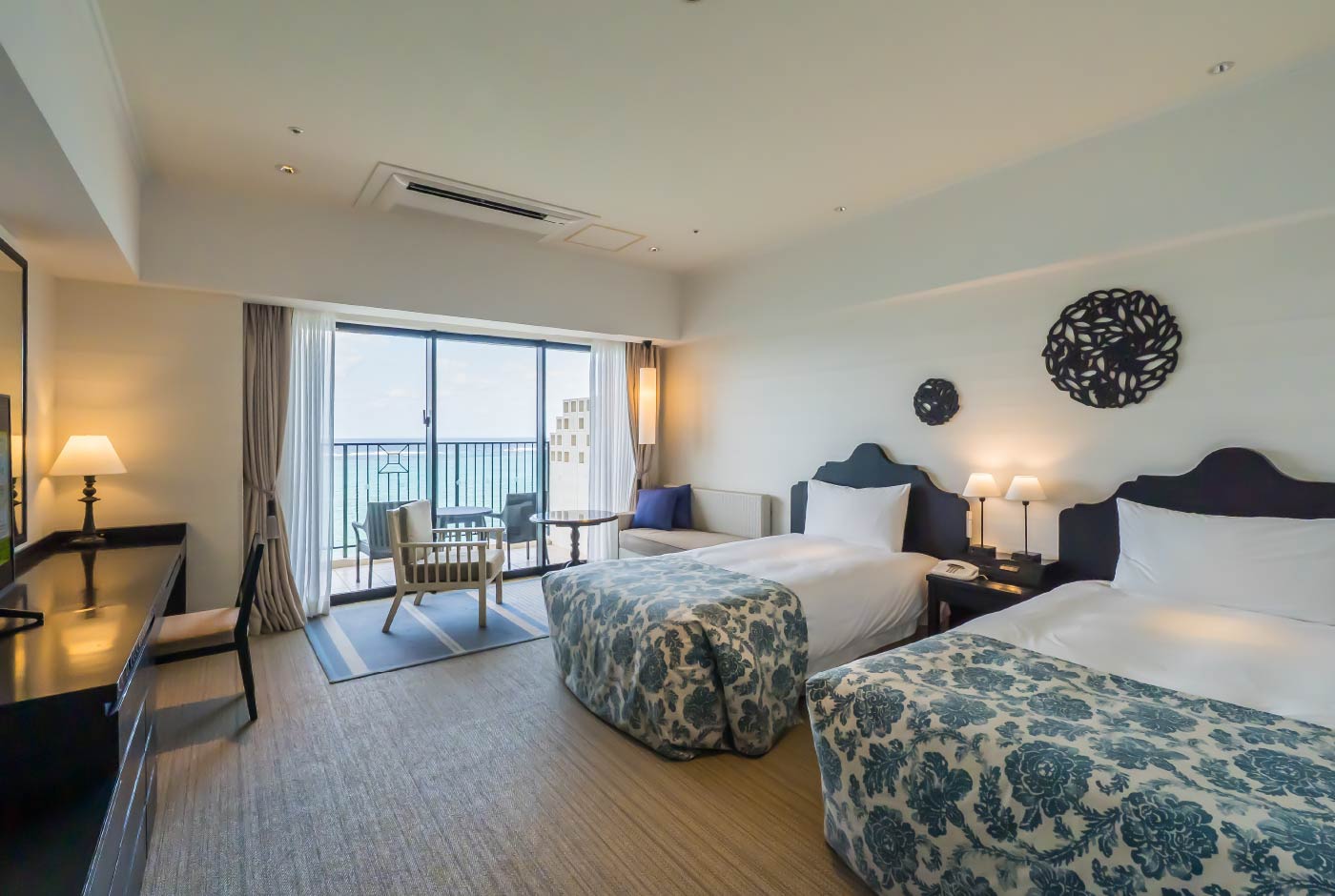 空と海のような白とブルーのコントラストが鮮やか