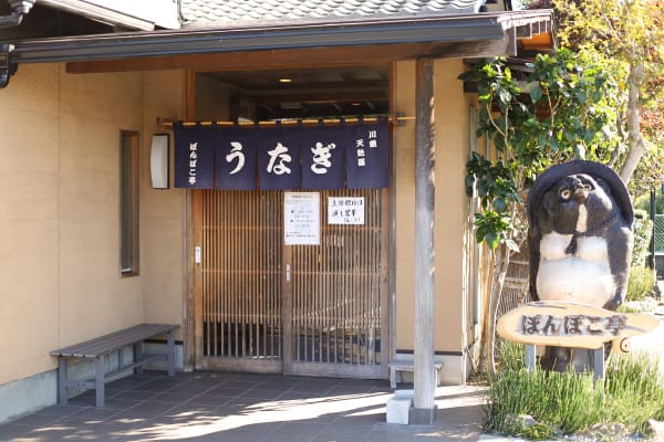 入り口では大きなタヌキがお出迎え。帰りはお腹がぽんぽこになること間違いなし！