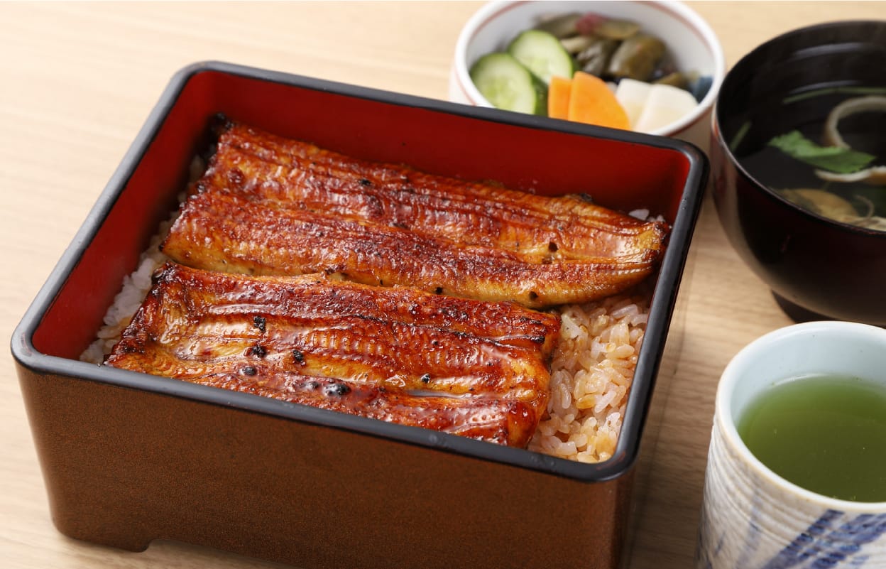 うなぎ一尾が乗った「特上うな重」（5,390円）。セットの肝吸いも美味