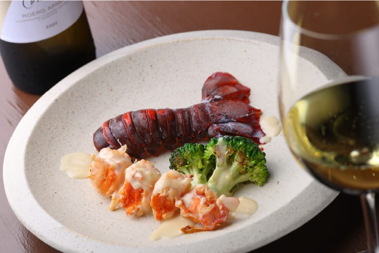 伊勢海老を一匹丸ごと焼き上げた贅沢なひと品。コース内には地元食材を使用したものも