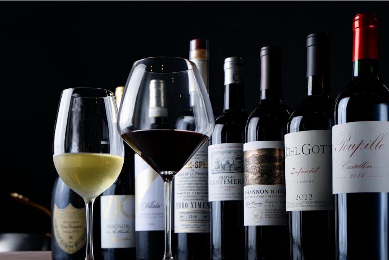 ソムリエ資格を持つオーナーが厳選した60種のワインを常備し、ペアリングも楽しめる