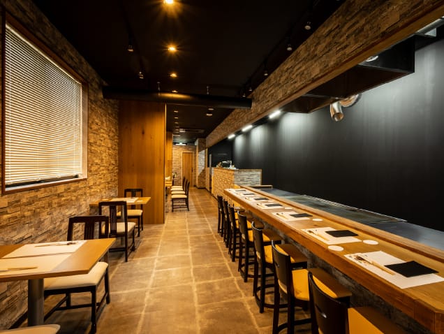 シックで落ち着いた店内。カウンター席からは焼き上げる様子を目の前で楽しめる