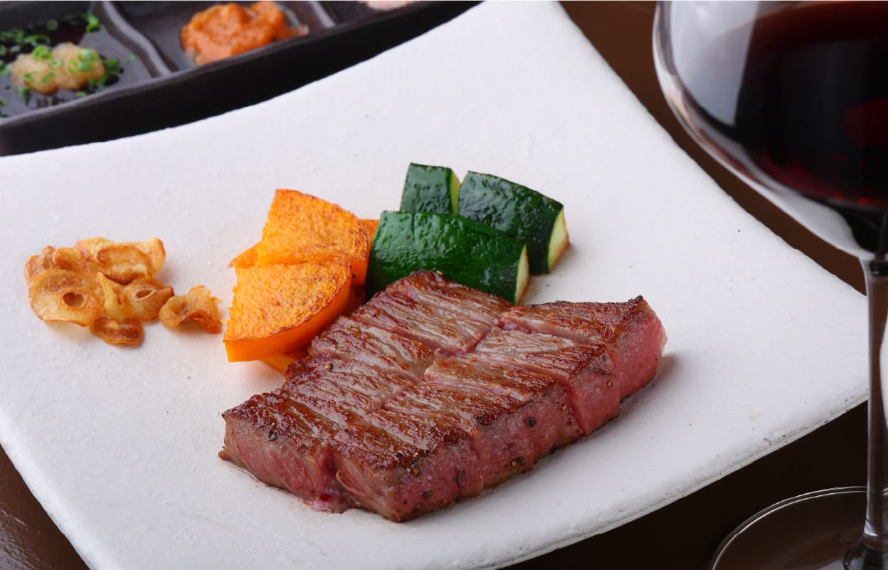 自慢の黒毛和牛のステーキ。記念日など特別な日にもおすすめ
