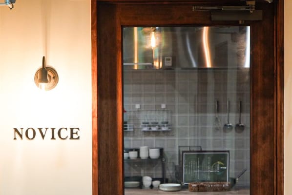 スタイリッシュな店内はダイニングバーが初めてでも入りやすい、明るい雰囲気