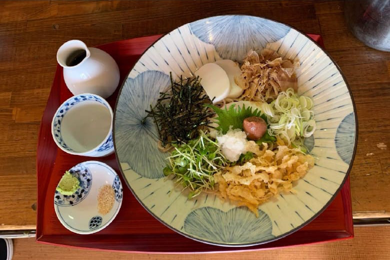 店主こだわりの多彩なメニューが並ぶ。写真は梅しそおろしそば