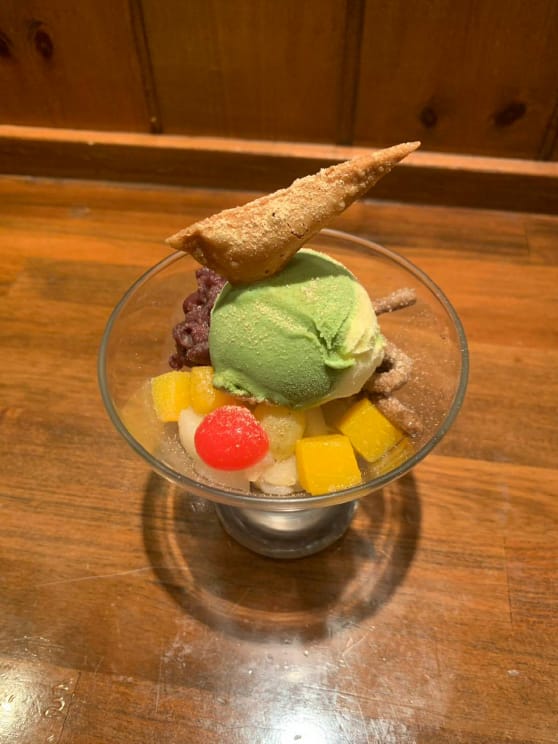 スイーツメニューも充実。桃やイチゴなど旬のフルーツを使用した季節の味わいも人気