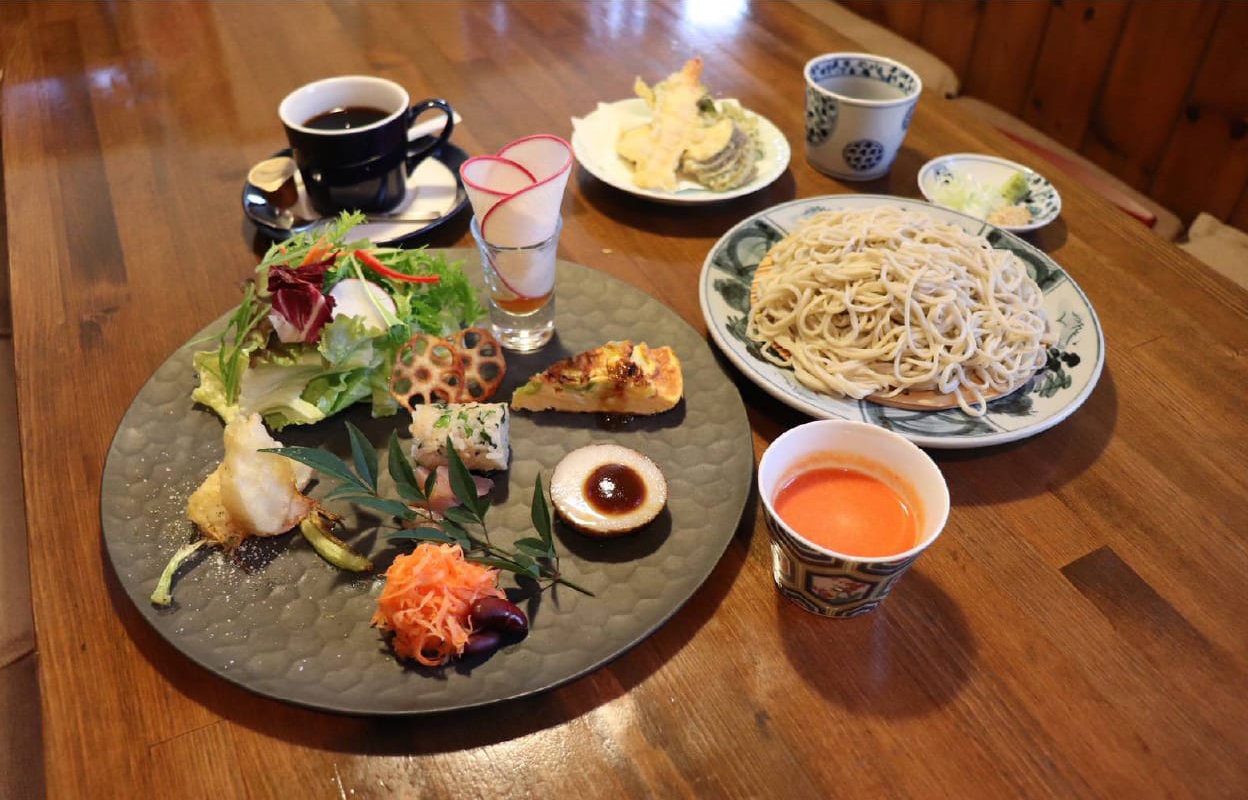 地野菜をふんだんに使用したセットメニューは、お腹だけでなく心も満たしてくれる