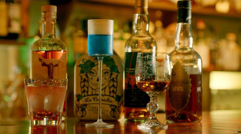 店内には常時500種以上の酒が並び、クラシックから創作カクテルまで幅広く対応