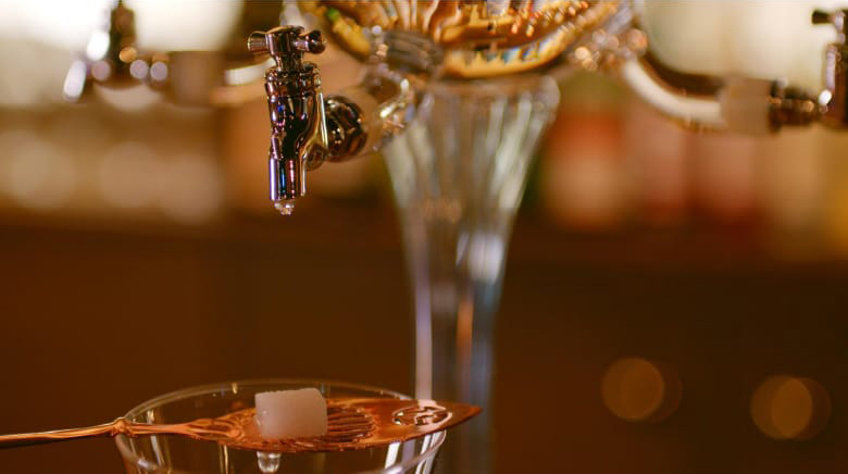 アブサンを注いだグラスに角砂糖を乗せ、冷水を垂らして白濁させるのが伝統的な飲み方