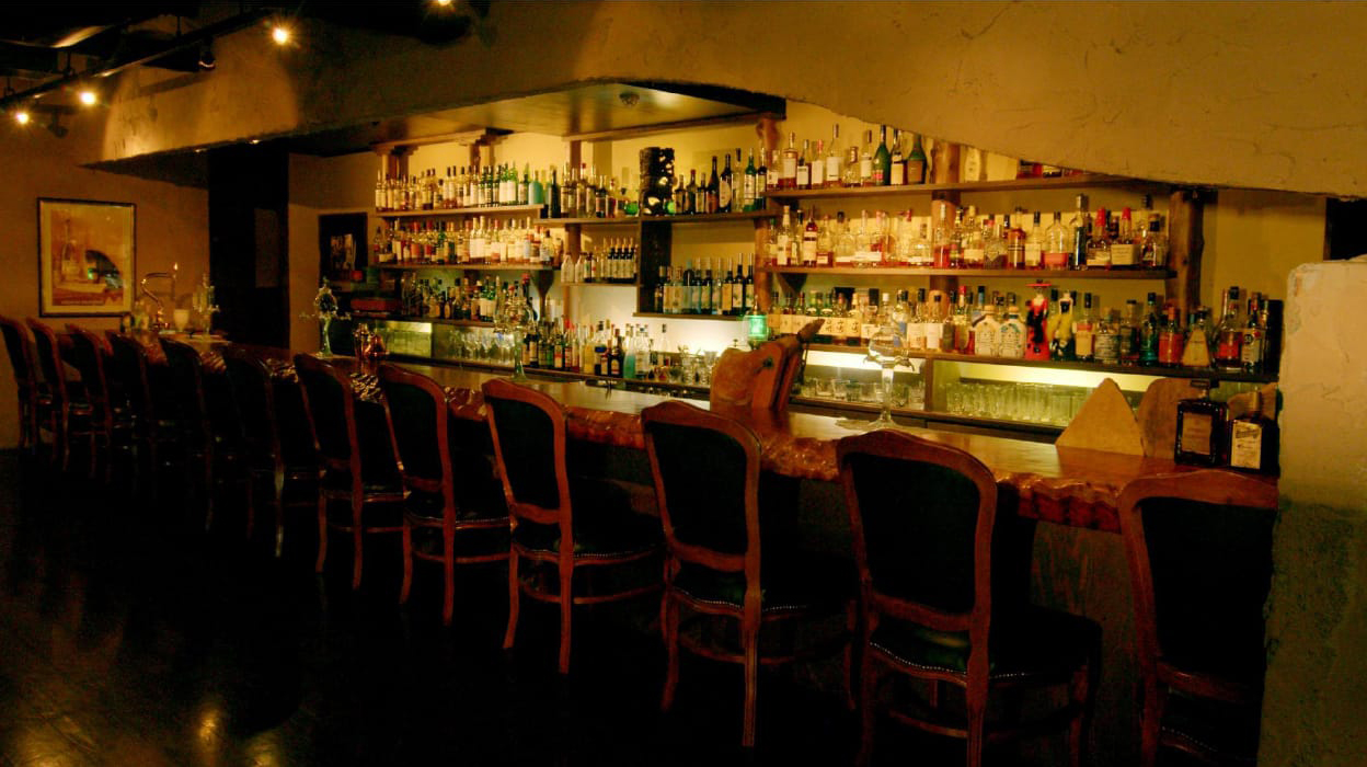 落ち着いた大人の空間が広がる。カウンターは12席