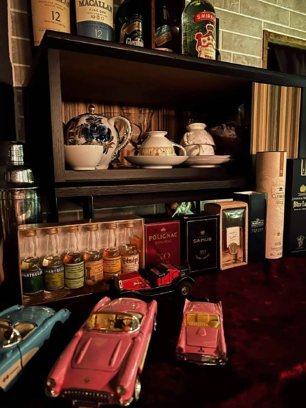 遊び心あふれるアンティーク雑貨が店内を彩っている