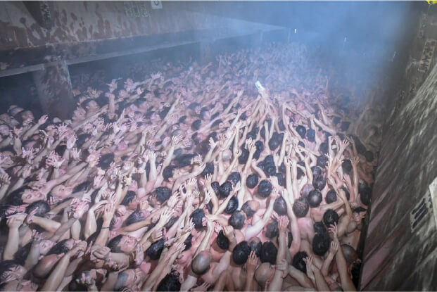 闇の堂内で宝木を奪い合う西大寺会陽（はだか祭り）