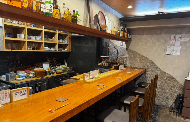 カウンター中心の落ち着いた空間