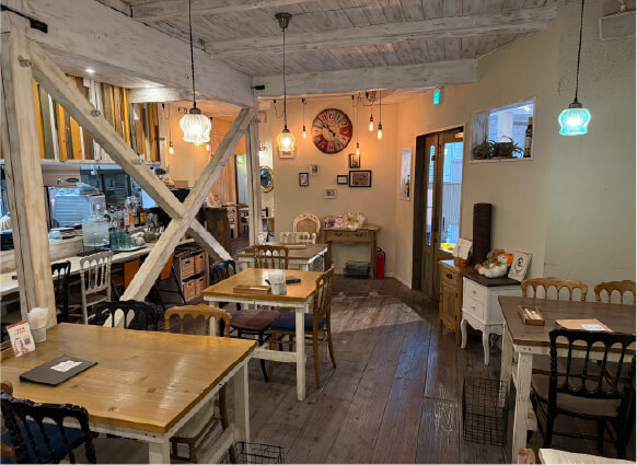 白を基調としたカジュアルな店内