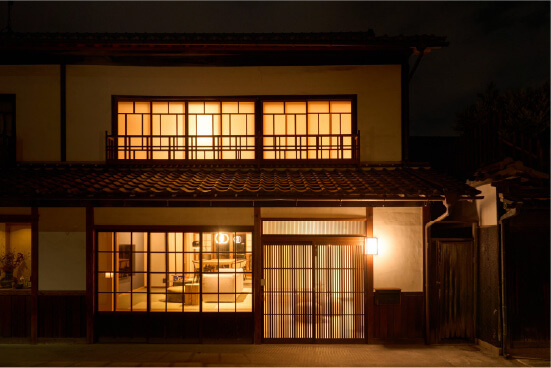 路地にしっくりと溶け込む建物