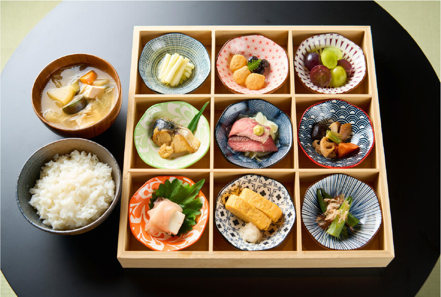 地元の季節の食材を使用した朝食