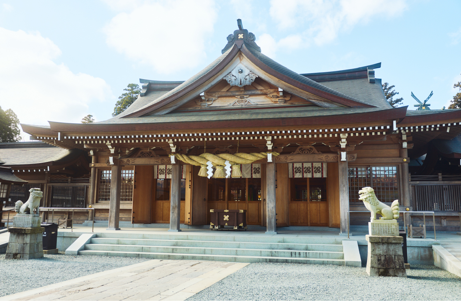 紀元前282年に創建されたという由緒ある神社。神殿や楼門など6棟の社殿群は国重要文化財に指定されている