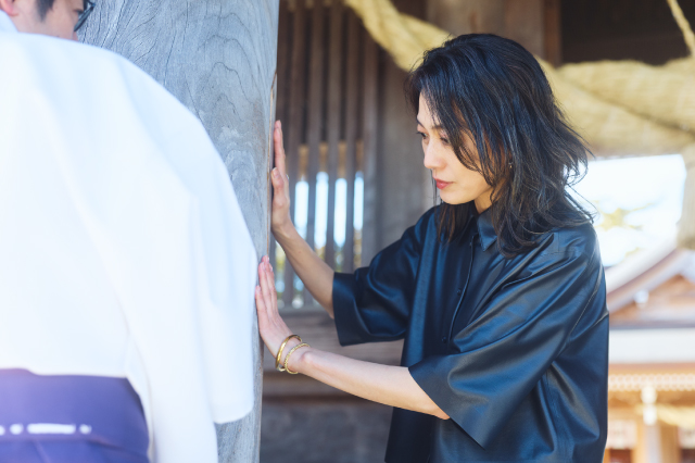 古材が7割使われた楼門の修復跡に思いを馳せる板谷さん