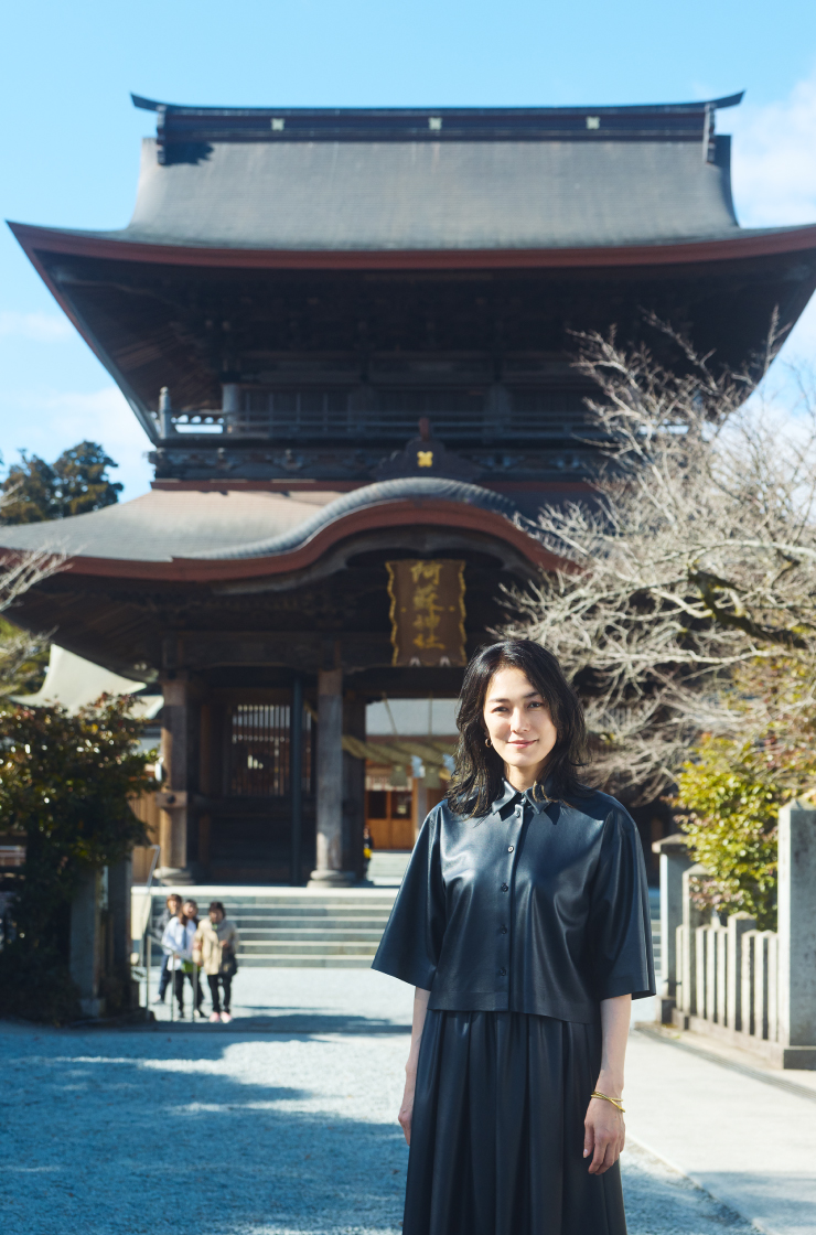 日本三大楼門のひとつに数えられる。板谷さんも「やっと来られました」と満足げ