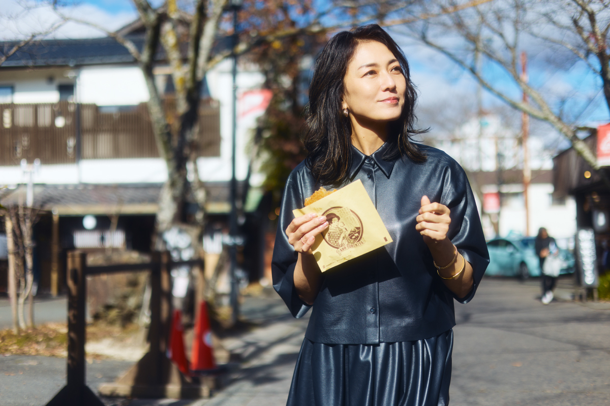 「阿蘇とり宮」は馬肉を使った手作り馬ロッケ（180円）が名物。板谷さんもアツアツを堪能