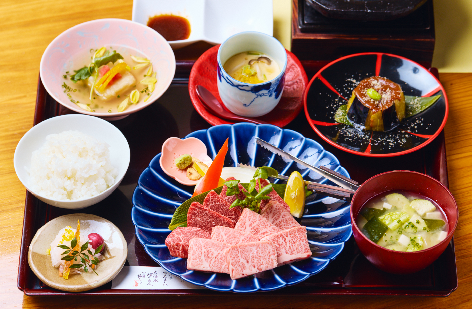 阿蘇あか牛溶岩焼き4,400円。部位は日によって内容が変わる。この日は希少部位のざぶとん（上）みすじ（下）