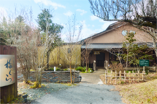 阿蘇の景色と調和する古民家風の建物