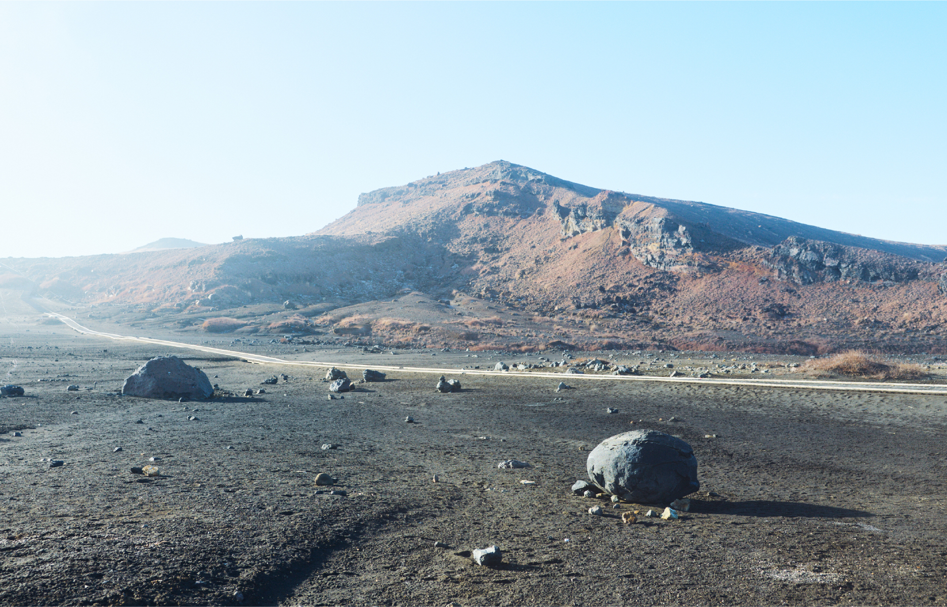 火山灰で覆われた黒い砂浜が広がる砂千里ヶ浜