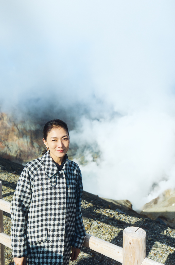 中岳火口を前にした板谷さんは「火山が生きている。パワーを感じますね」