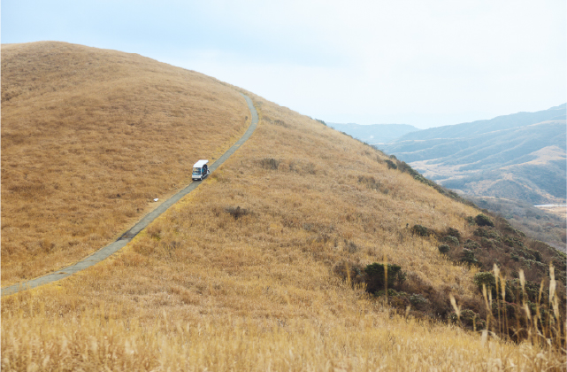 険しい登山道も座ったままで景色を眺められる