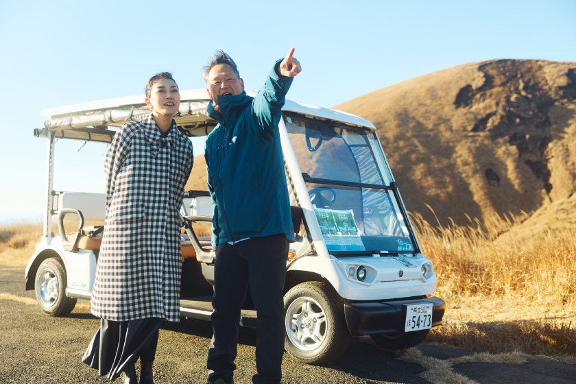 ドライバーがガイドも。板谷さんたちの視線の先には、先程訪れた中岳が望める