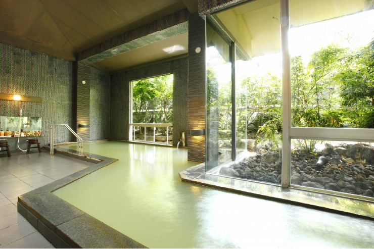 保湿・保温効果の高い翡翠色の天然温泉をかけ流しで楽しめる蘇山郷の大浴場