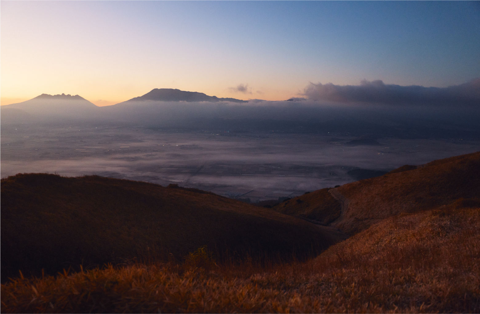 朝日に照らされ金色に輝く涅槃像。大観峰はパワースポットや撮影スポットとしても人気