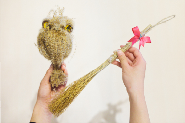 草原のススキを使ったクラフト体験では、ミニホウキづくり、フクロウづくりなどが行われている（要予約・有料）