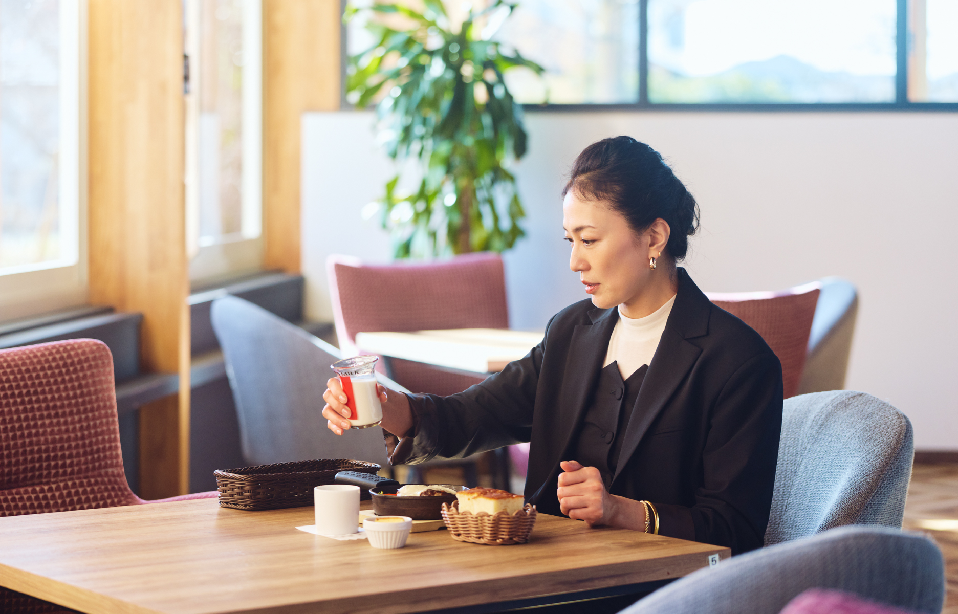 ウェルカムミルクに板谷さんもびっくり。「濃い！ おいしい！」