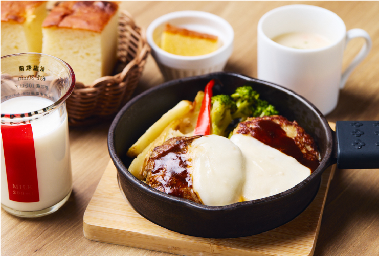 あか牛とやまとんポークのWハンバーグ ウォッシュチーズがけ（ライスorフォカッチャセット）2,900円