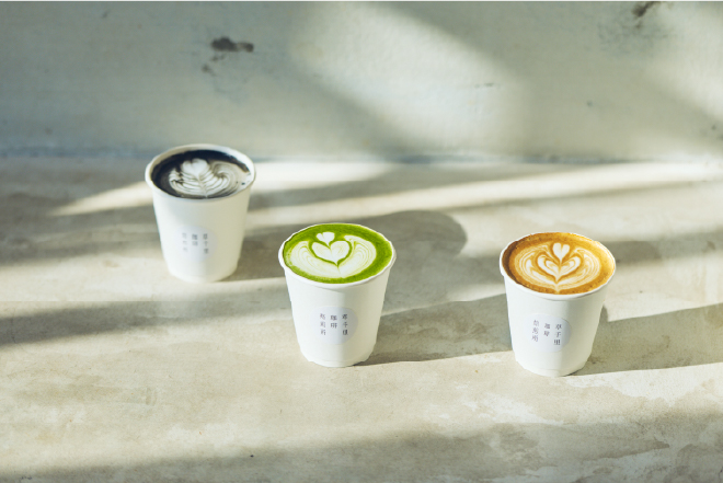 炭ラテ650円、抹茶ラテ650円、ラテ600円。抹茶ラテには香り高い八女の抹茶を使用