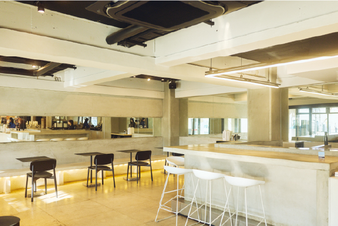 白を基調とした店内にはカウンターやテーブル席のほか、縁側のようなテラス席も