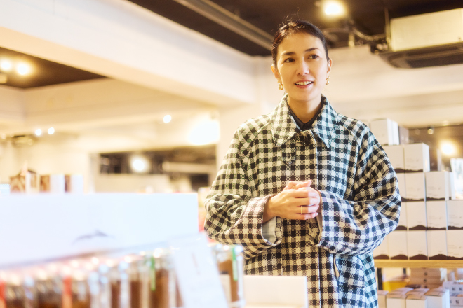 オリジナルグッズに板谷さんもお土産探しを