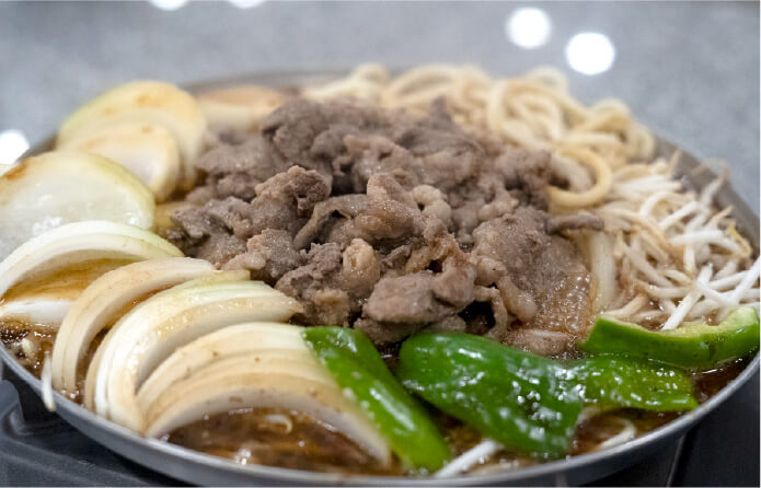 「屋外ジンギスカン」1人前5,000円、ジンギスカン、野菜、うどん、ライス付き