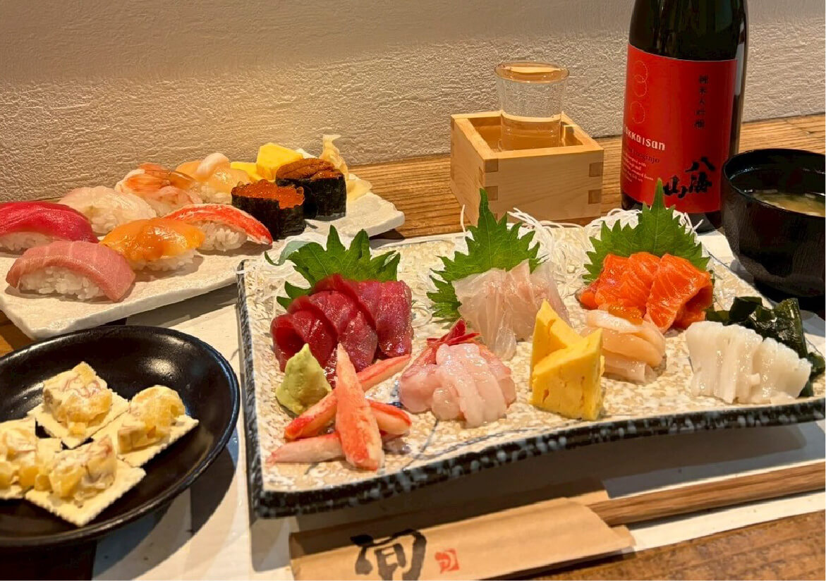 「お刺身七種盛り」5,280円。その日に仕入れた自慢の鮮魚が並ぶ