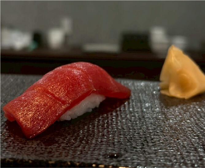 「お好み握り」1貫220円〜。大きなネタが目を引く「赤身」の握りは550円