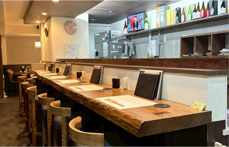 店奥にあるテーブル席のほか、落ち着いた雰囲気のカウンター席を完備。おひとりさまも気兼ねなく過ごせる