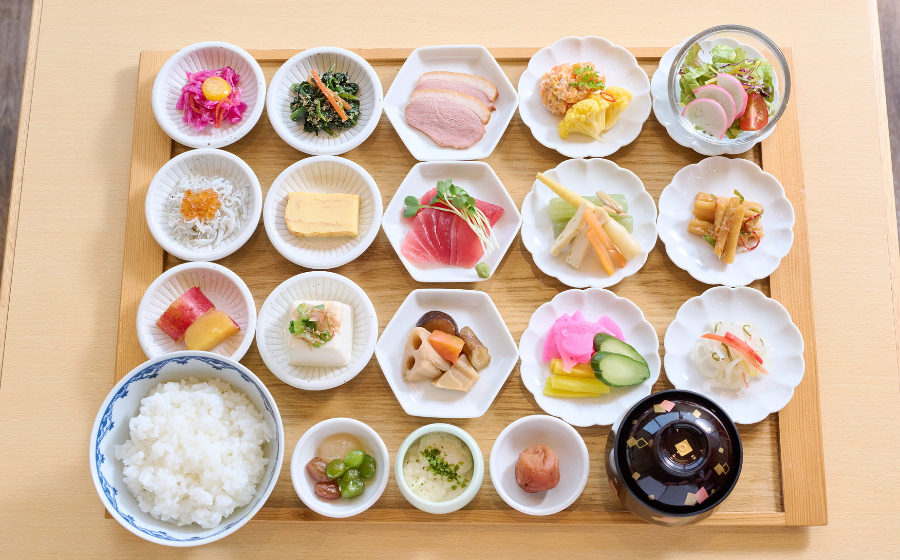 若宮大路御膳2,190円。旬の素材を使った全20種の料理が並ぶ懐石風の御膳。仕入れにより内容が変わるのも楽しい