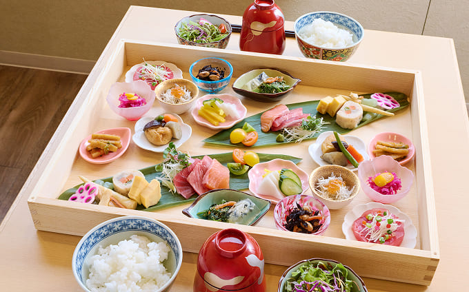 結び御膳5,980円（2人前）は2026年春の新メニュー。特別な食事のひとときで、大切な人と縁を結んでほしいという想いが込められている