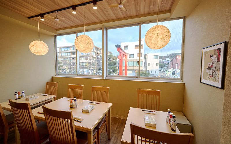 窓から鶴岡八幡宮の二の鳥居を望むことができる。テーブル席・カウンター席のほか、2名用個室や、6名までの座敷個室も