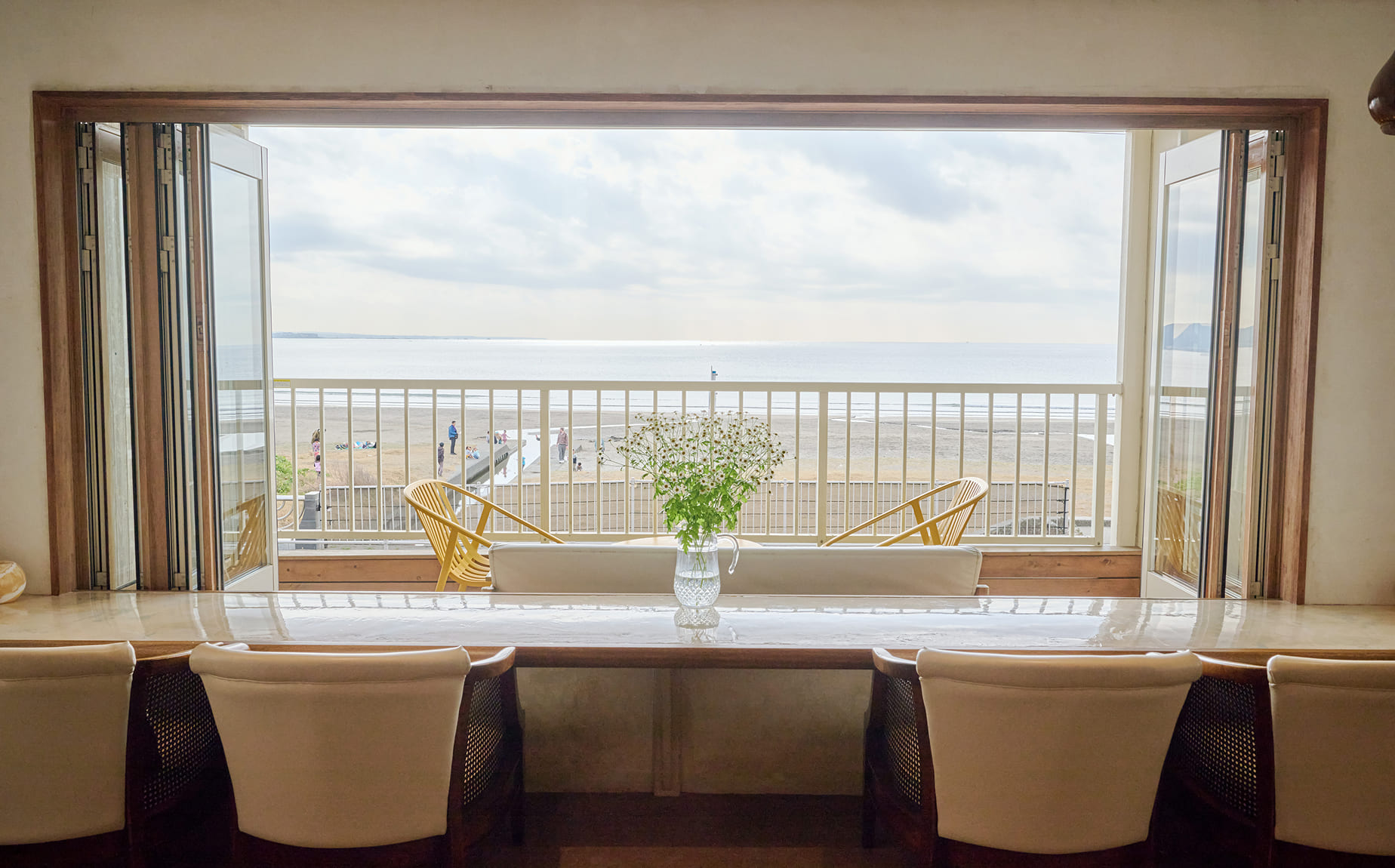 目の前に由比ヶ浜を望む絶好のロケーション。景色と料理のマリアージュを楽しんで